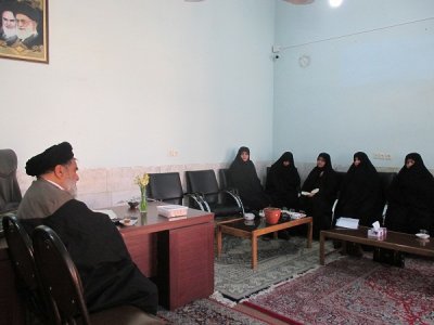 دیدار جمعی از خواهران مدرسه علمیه الزهرا(س) با مسئول و امام جمعه شهرستان