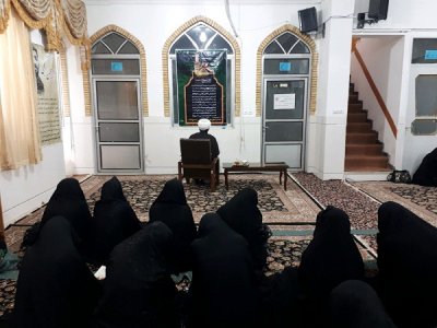 طلاب خواهر بافقی به منظور تجدید میثاق با امام عصر-عج- نماز استغاثه  خواندند